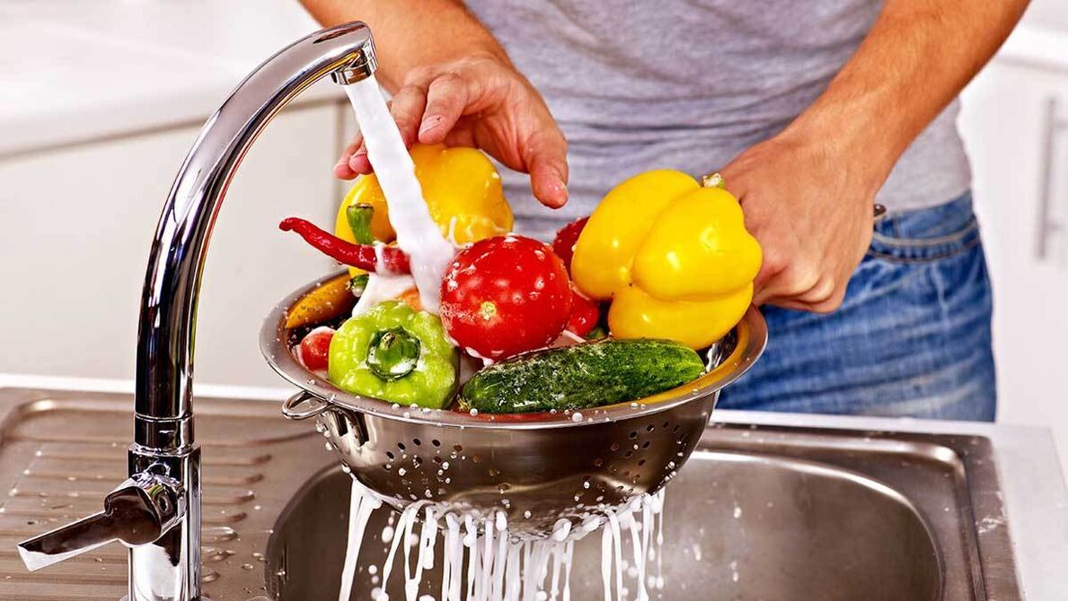 umývanie zeleniny, aby sa zabránilo napadnutiu parazitmi