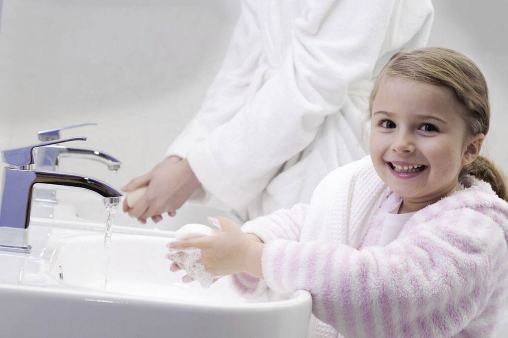 umývanie rúk, aby sa zabránilo infekcii červami